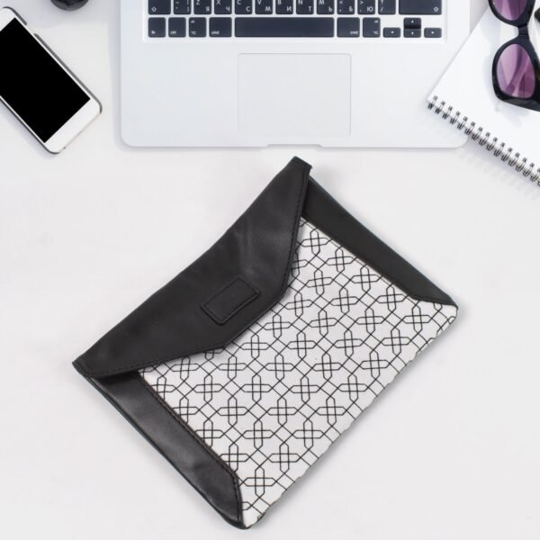 Multipurpose Pouch With Magnetic Lock(1 Pc / 19 x 14 Cm) - Image 4