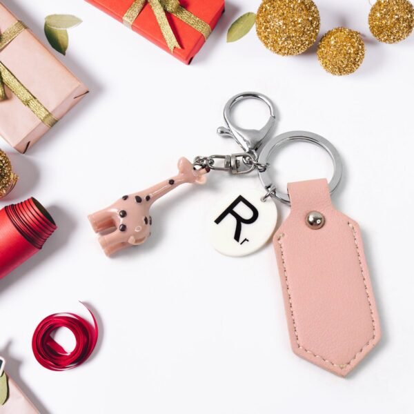 Charming Giraffe Keychain ? A Touch of Whimsy for Your Everyday Essentials (1